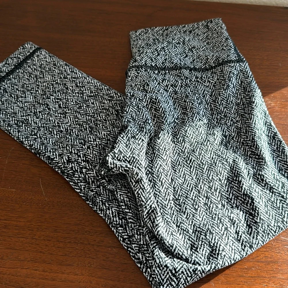 VEUC Lululemon Herringbone High Rise Wunder Under Crops Black White